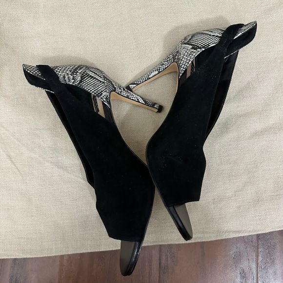NWOB WHITE HOUSE BLACK MARKET Grace Suede Snake Embossed Open Toe Pumps - Picture 5 of 11